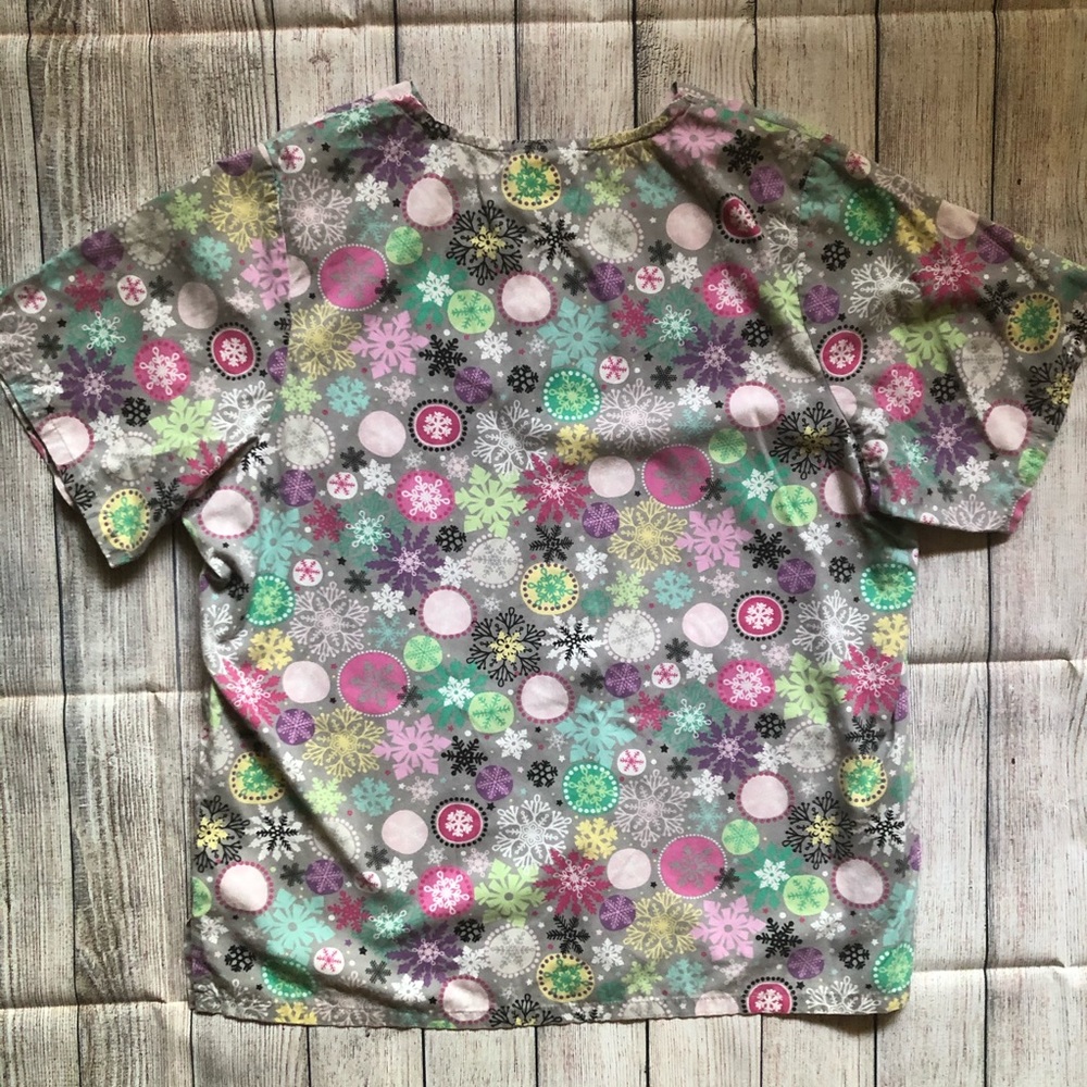 ▪️Snowflake Scrub Top▪️ - Picture 5 of 5